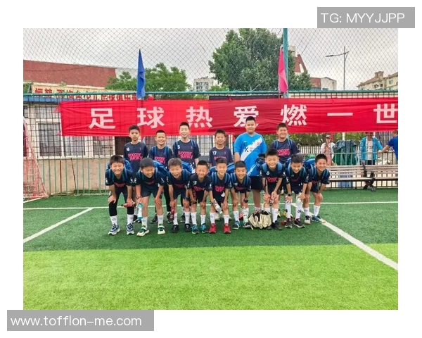 在绿茵场上追梦的少年与足球明星的传奇故事